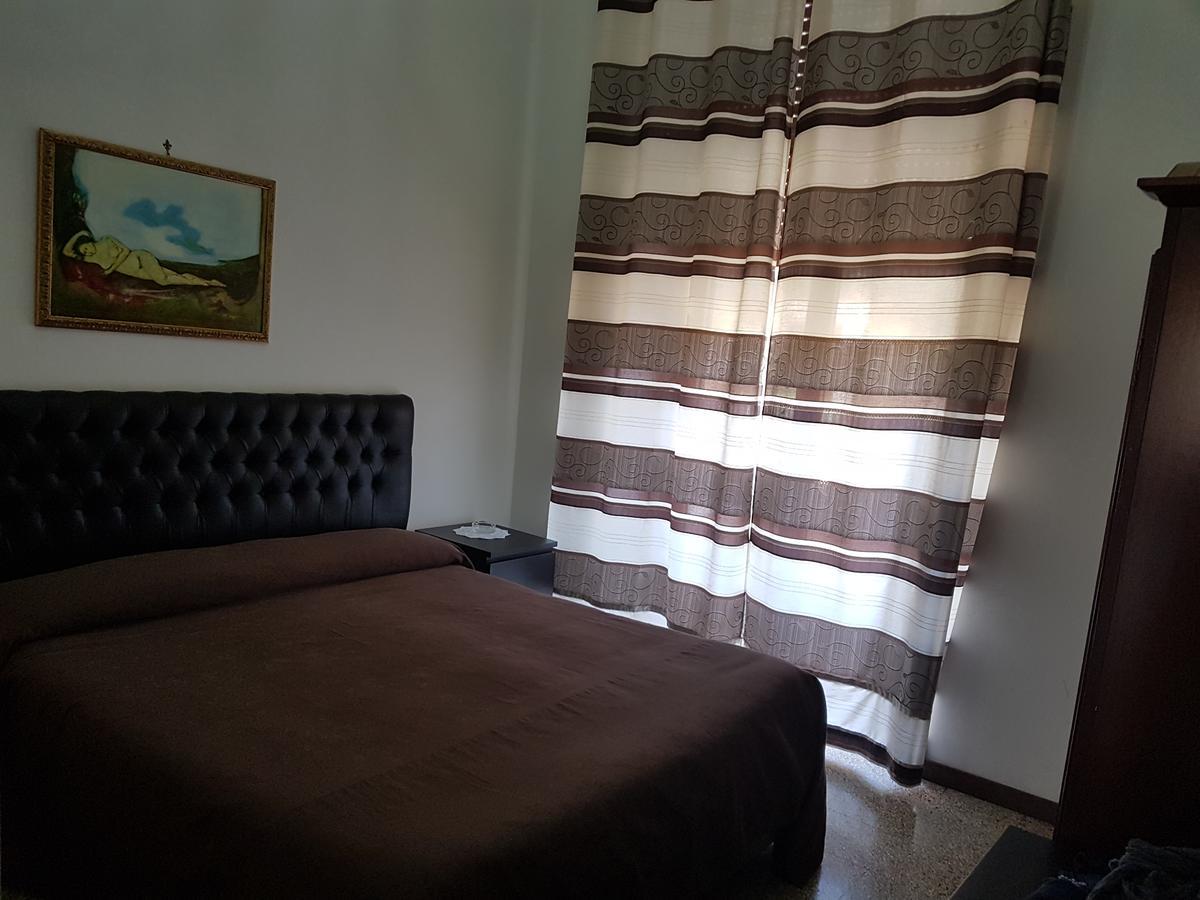 Crispi Rooms Катания Екстериор снимка