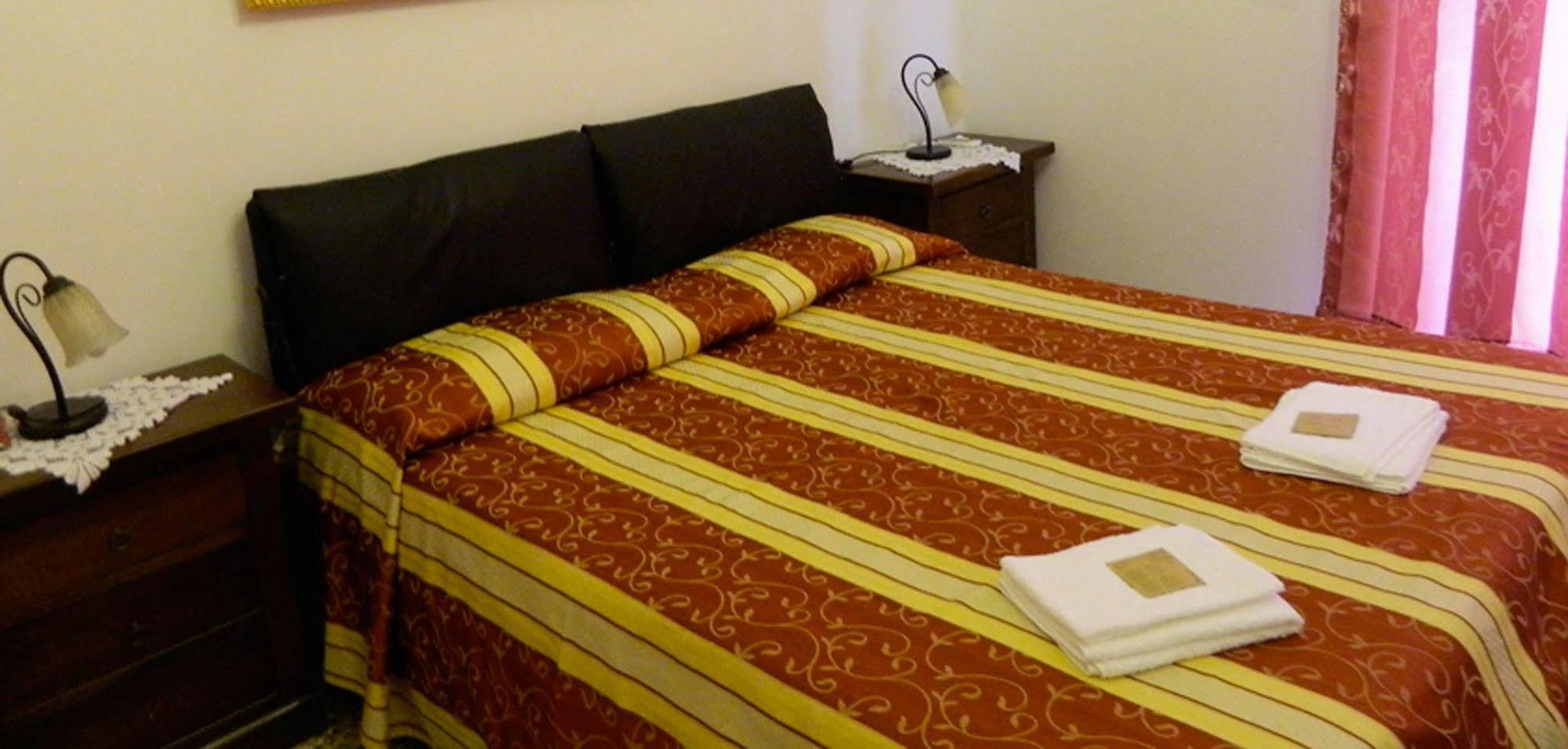Crispi Rooms Катания Екстериор снимка