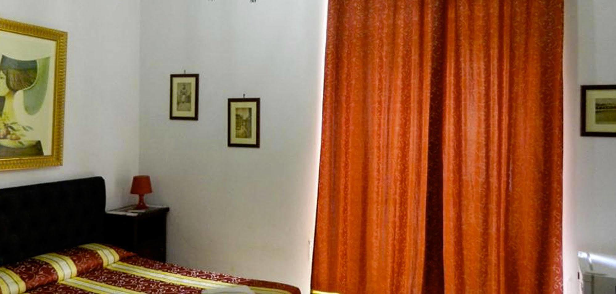 Crispi Rooms Катания Екстериор снимка