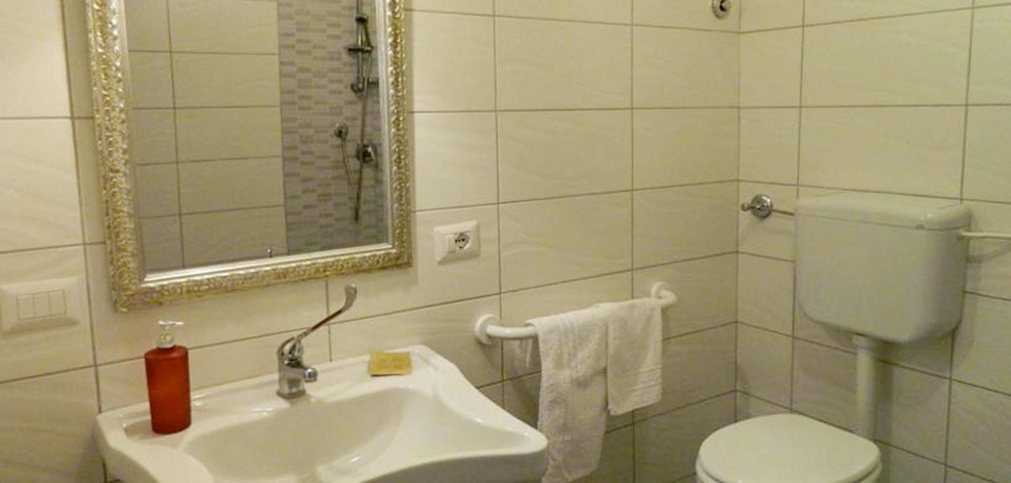 Crispi Rooms Катания Екстериор снимка