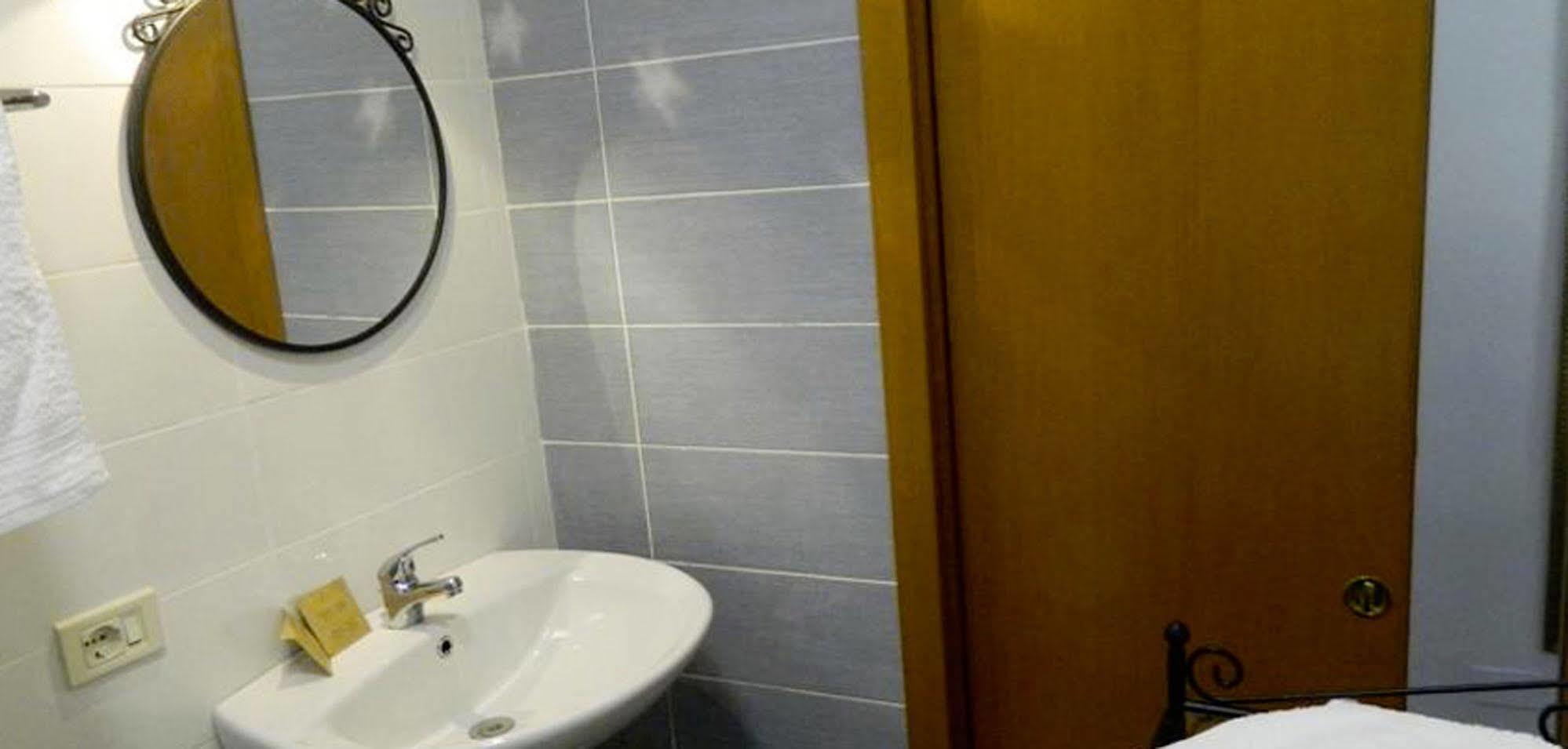 Crispi Rooms Катания Екстериор снимка